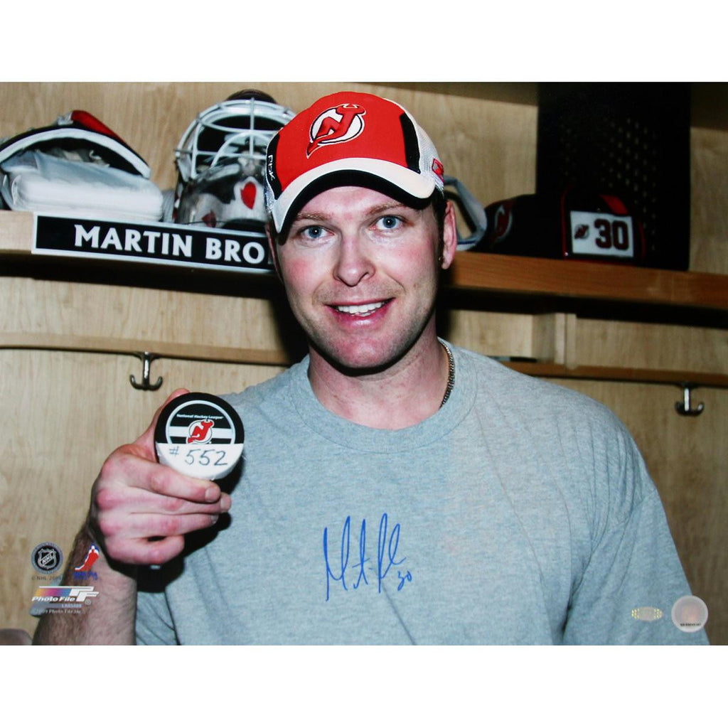 Martin Brodeur Pose With 552nd Puck 16X20 Photo