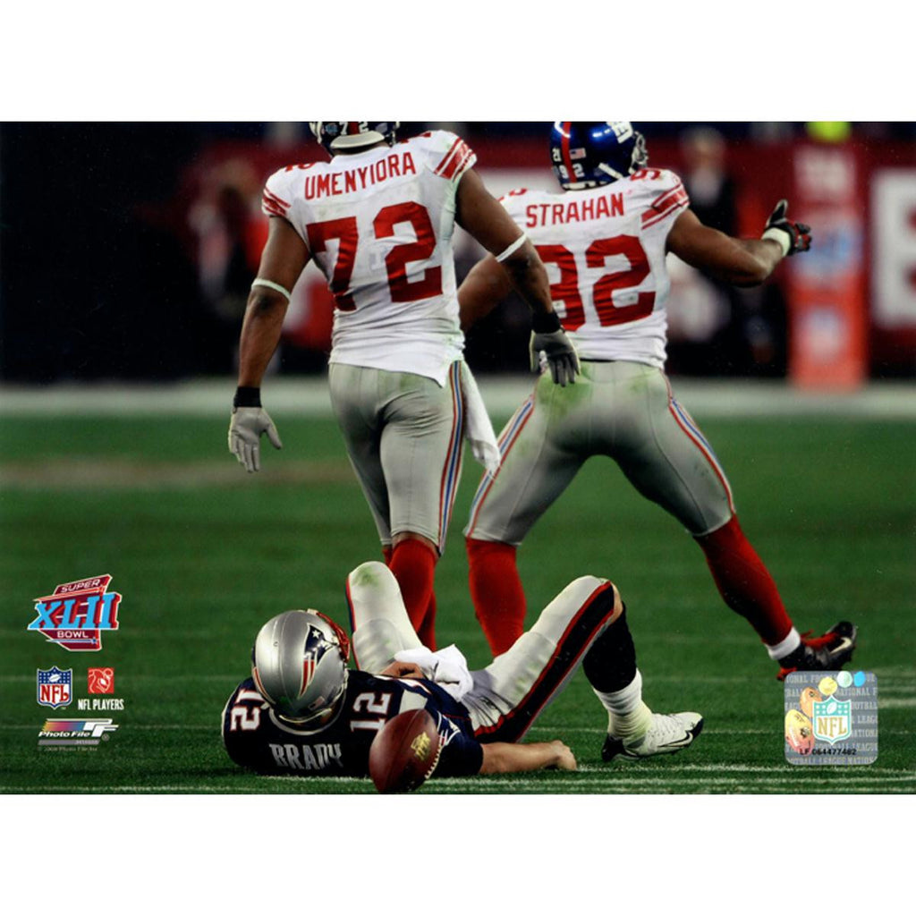 Osi Umenyiora Michael Strahan Walking Away From Brady 16x20 Photo