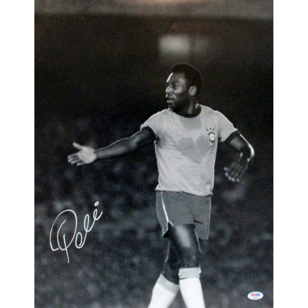 Pele BW Hand Extended Signed 16x20 Photo (PSADNA Holo Only)